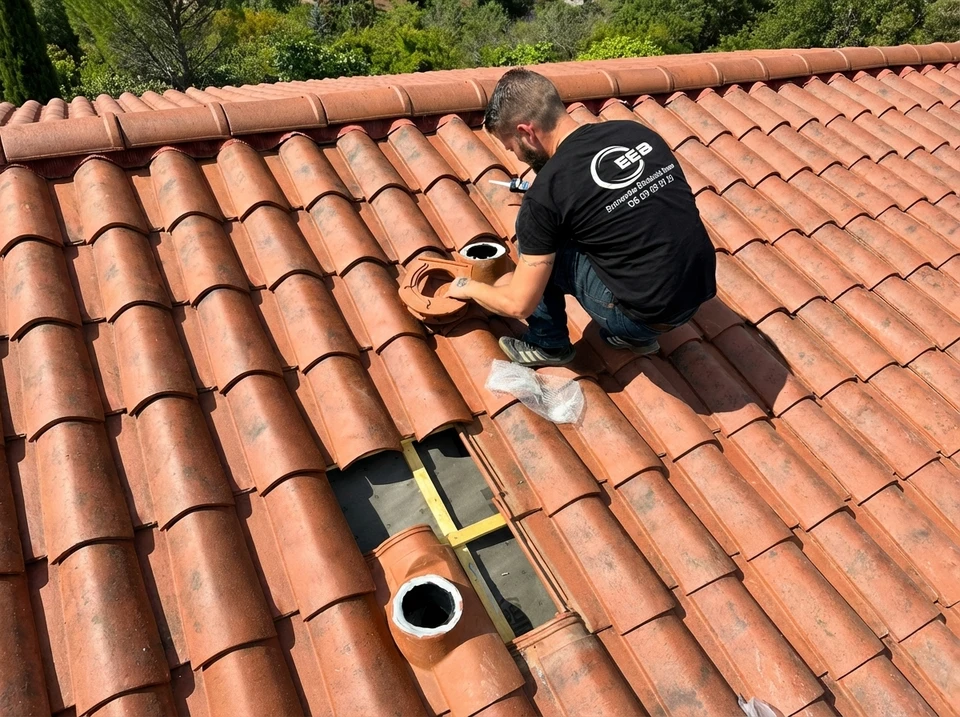 Photographie d'un chantier de rénovation résidentielle en intérieur montrant simultanément trois professionnels en train de travailler côte à côte : un électricien travaillant sur un tableau électrique ou des installations murales, un plombier intervenant sur des tuyauteries, et un plâtrier/maçon effectuant des finitions murales. La scène doit transmettre une impression de coordination harmonieuse et de travail en équipe, dans une atmosphère professionnelle et organisée, sans texte ni logo visible.