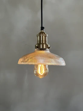 Électricien professionnel en tenue de travail effectuant l'installation ou la pose de spots encastrés au plafond d'un intérieur résidentiel. L'électricien est photographié en train de travailler précisément, fixant un spot LED ou effectuant le câblage électrique dans une pièce de maison en rénovation. On doit distinguer clairement le travail technique d'installation, les gaines électriques, et le professionnalisme du geste dans un environnement résidentiel moderne.